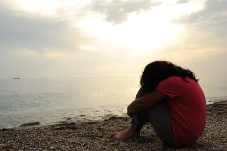 lonely-sad-girl-on-the-dark-beach_SYItKVars